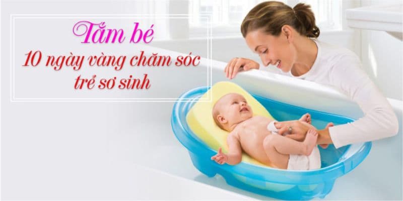 Tắm bé - 10 ngày vàng chăm sóc trẻ sơ sinh