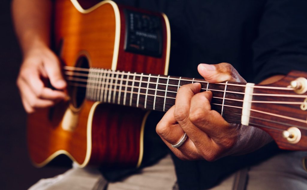 5 Bước học cách đánh đàn Guitar cơ bản cùng Unica
