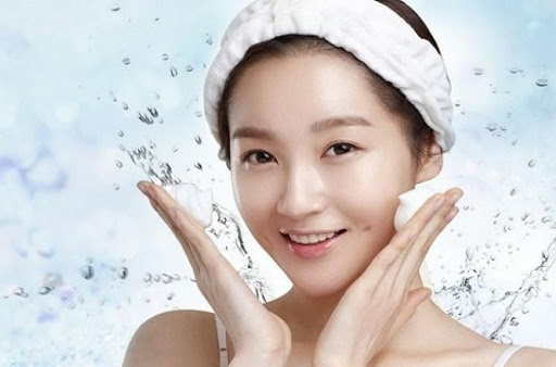 Làm sạch da với sữa rửa mặt