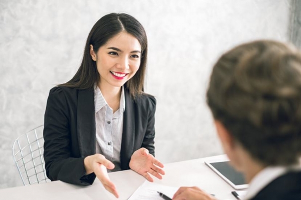Tư vấn viên bảo hiểm tư vấn cho khách hàng