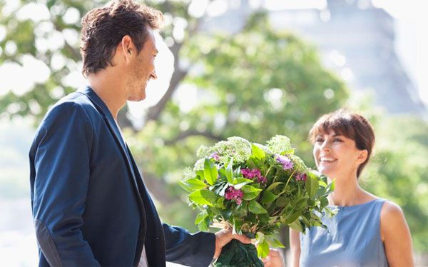 Tặng hoa để thể hiện sự lãng mạn