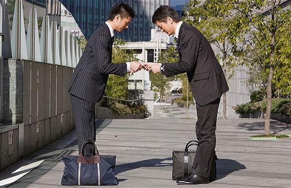 Giữ khoảng cách đúng mực khi giao tiếp