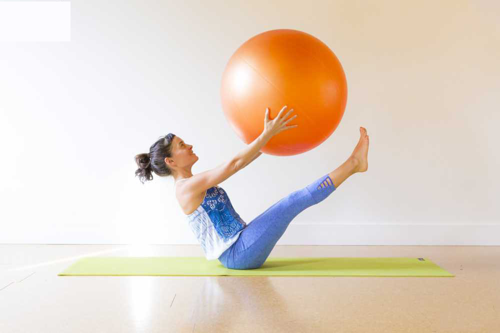 Tư thế con thuyền với bóng