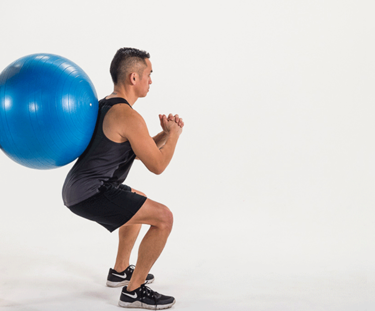 Tư thế Squat với bóng