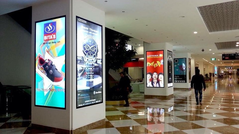 Poster quảng cáo trong trung tâm thương mại