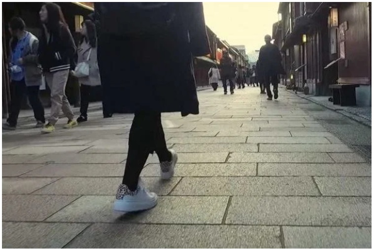 Góc quay ngang đầu gối