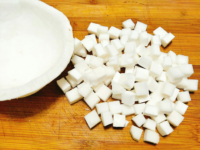 Cắt cùi dừa thành những hình vuông nhỏ