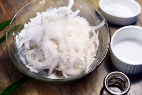Cho đường và muỗi vào dừa ướp cho dừa thấm