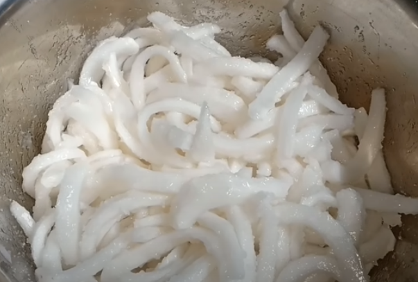 Ướp dừa non với đường