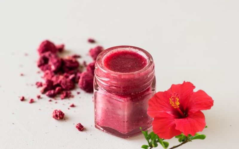 Làm soi môi từ hoa dâm bụt