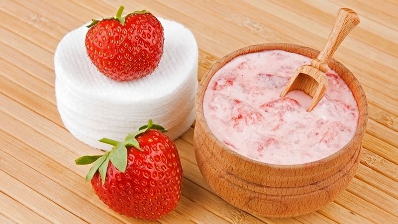 Mặt nạ sữa tươi dâu tây giúp làm sạch da nhờn và đẩy nhanh quá trình sản sinh Collagen