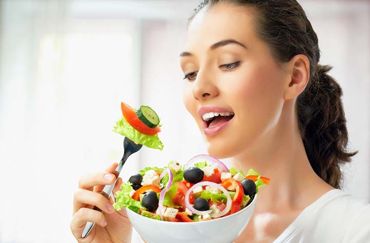 Ăn nhiều rau xanh và trái cây để tốt cho da mặt