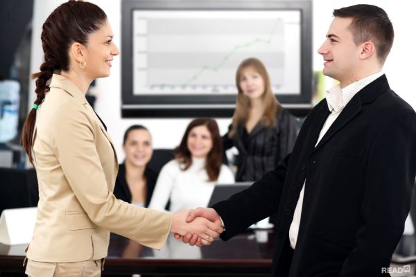 Chào hỏi khách hàng tạo sự liên kết