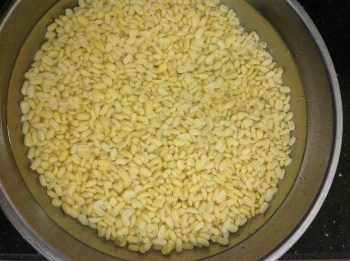 Ngâm đậu xanh vào nước cho mềm