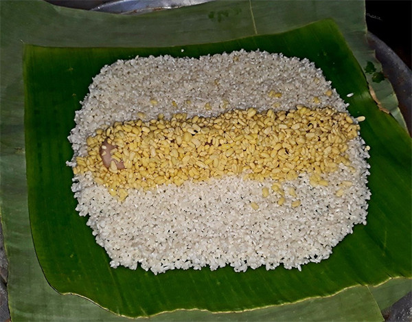 Tiến hành gói bánh Tét