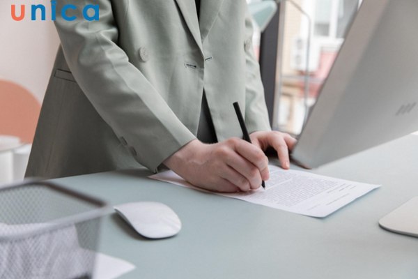 Xác nhận thông tin với cấp trên hoặc nhân viên