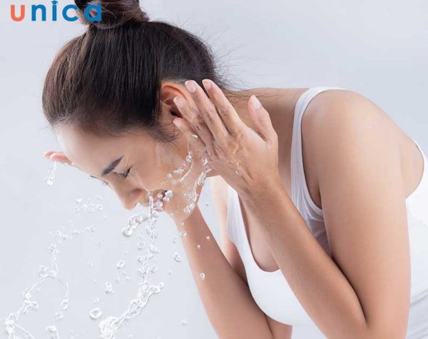 Làm sạch da mặt trước khi đắp mặt nạ