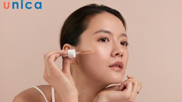 Thoa serum dưỡng da
