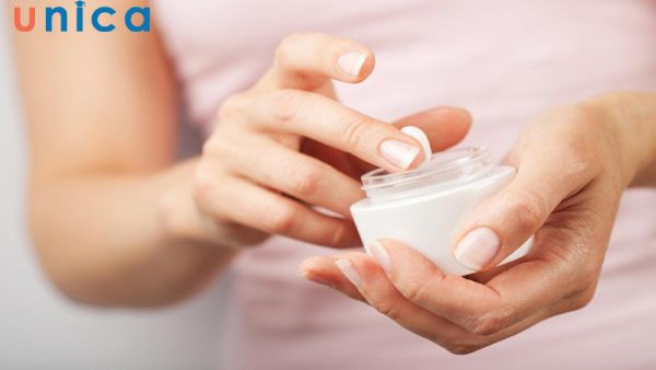 Lạm dụng mỹ phẩm cũng là một nguyên nhân