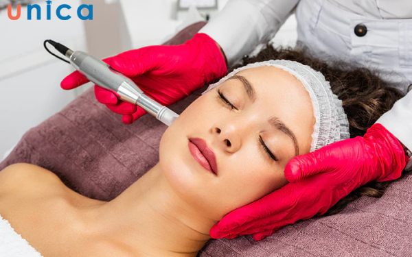 Microneedling là phương pháp thẩm mỹ y khoa sử dụng thiết bị có gắn đầu kim siêu nhỏ để tạo ra các lỗ hở nhỏ xíu trên bề mặt da