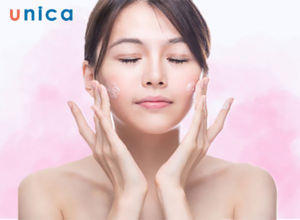 Thoa kem chống nắng là bước không nên bỏ qua khi ra đường