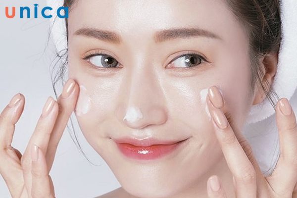 Dùng kem dưỡng sau khi đắp mặt nạ