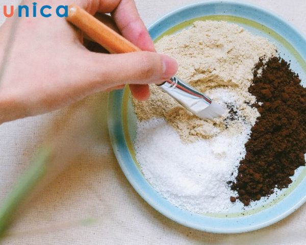 Với những bạn đang tìm công thức mặt nạ dưỡng trắng kết hợp với tẩy da chết thì không nên bỏ qua mặt nạ từ cám gạo và cafe