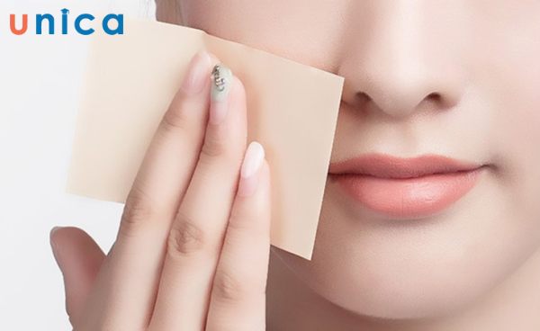Dùng giấy thấm dầu để giảm dầu nhờn