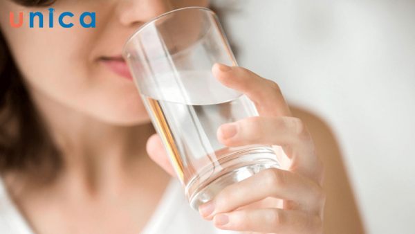 Uống nhiều nước giúp da bớt nhờn