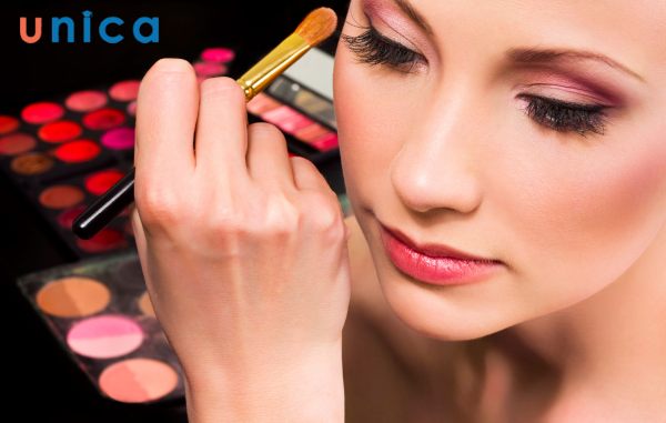 Không lạm dụng trang điểm vì sẽ khiến dầu đổ ra nhiều hơn