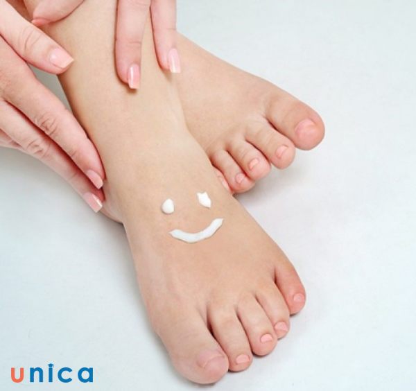 Thoa kem dưỡng ẩm sau khi tẩy lông chân