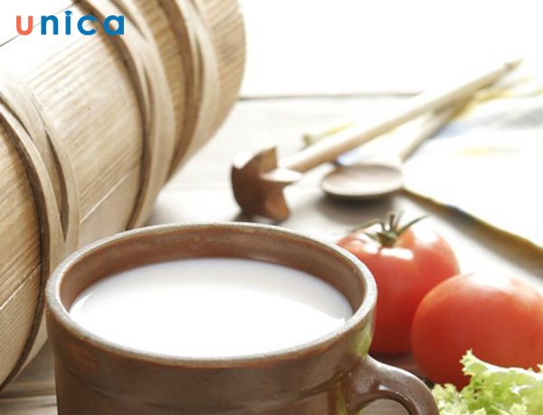 Cà chua và sữa tươi tạo thành mặt nạ dưỡng da an toàn