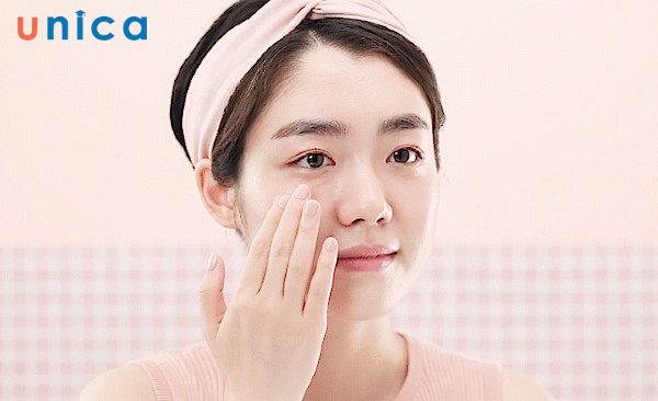 Dùng kem dưỡng ẩm sau khi đắp mặt nạ