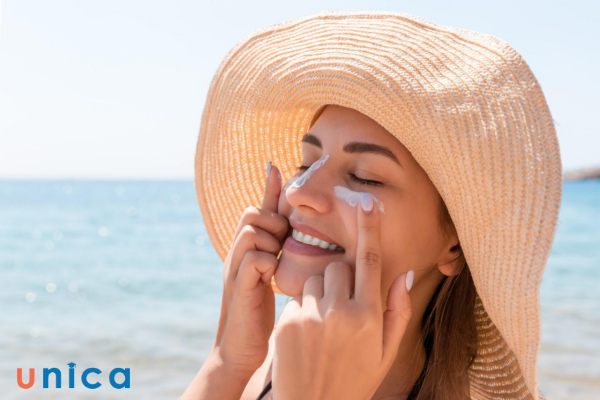 Thoa kem chống nắng khi ra đường vào ban ngày