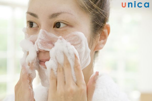 Rửa mặt 2 lần ngày để hết mụn đầu đen