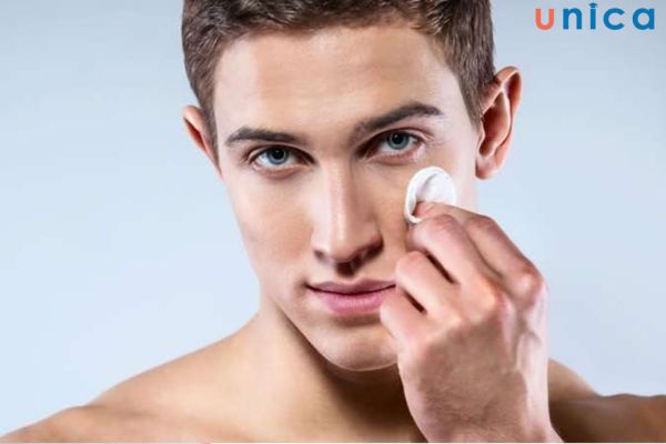 Thoa toner giúp cân bằng độ pH, làm sạch sâu làn da