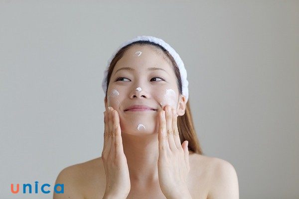 Dùng kem dưỡng ẩm cho da mặt để kết thúc chu trình skincare