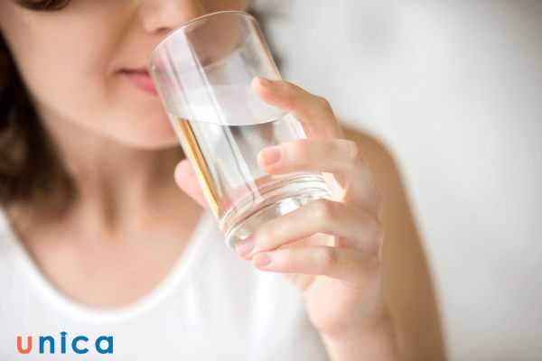 Cấp ẩm cho da bằng uống đủ nước