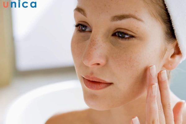 Da nhạy cảm thường căng, dễ bị nổi mụn do tác nhân từ môi trường