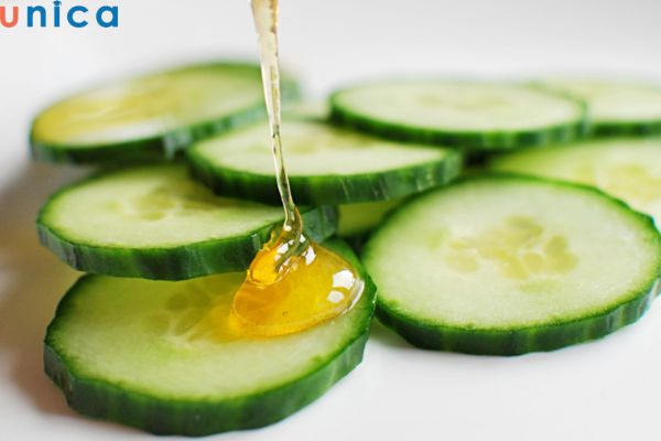 Mật ong và dưa leo giúp môi được cấp ẩm và mềm mại