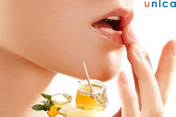 Dưỡng môi cùng mật ong và dầu dừa giúp bạn sở hữu đôi môi đẹp như ý