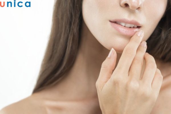 Sử dụng vitamin E giúp dưỡng môi căng mọng