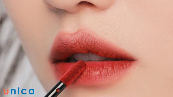 Dùng son tint để đánh lòng môi
