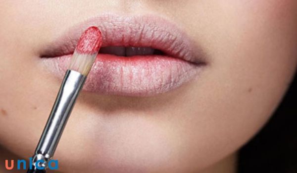 Dùng kem che khuyết điểm cho môi