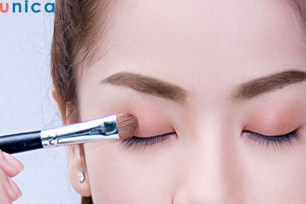 Trang điểm mắt vừa phải để trông thật tự nhiên