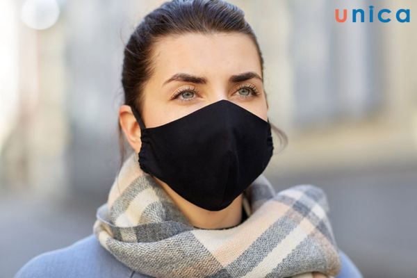 Đeo khẩu trang khi ra đường để ngăn cản vi khuẩn xâm nhập vào môi