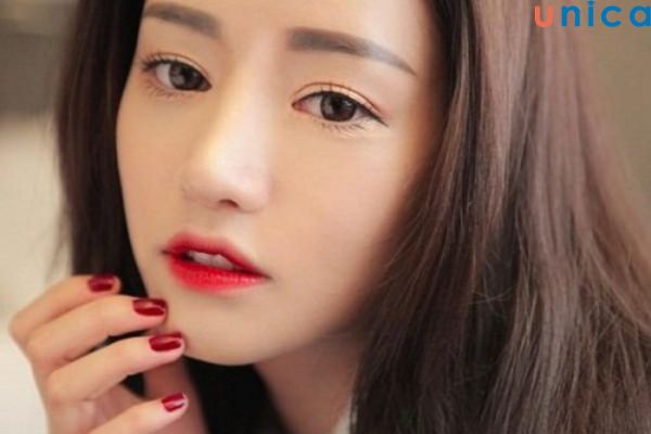 Tán đều lông mày để giúp mặt trông tự nhiên hơn