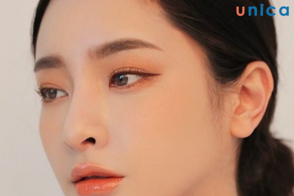 Lông mày ngang hợp với gương mặt trái xoan