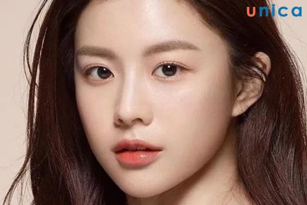Chân mày cong với vòm góc cạnh rất phù hợp với gương mặt kim cương