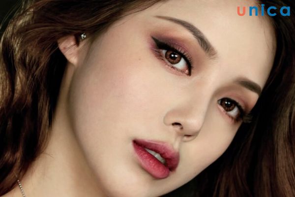 Chân mày cánh cung giúp tôn lên vẻ đẹp nữ tính